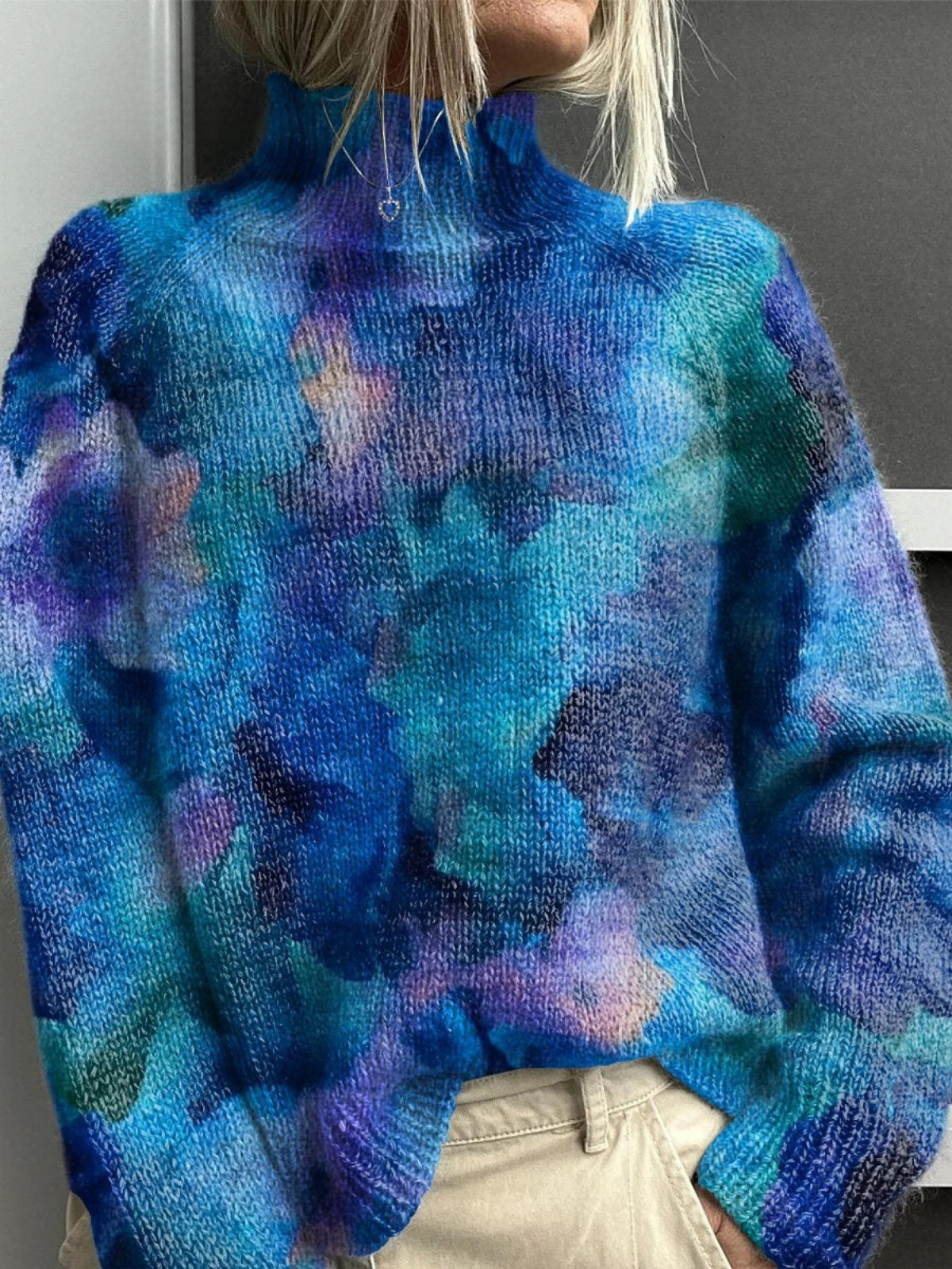 Olinka | Abstraktní Květinový Vzor na Vodě, Tisknutý Svetr s Rolákem