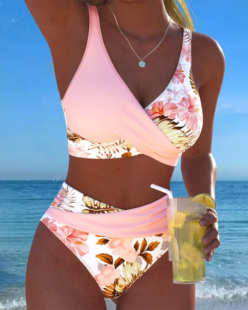 Bikini s kontrastním květinovým potiskem a rozparkem